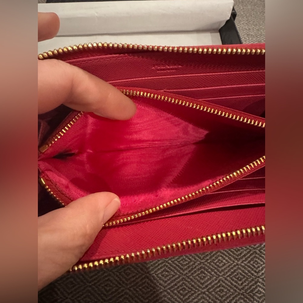 Prada - Saffiano Leather Pink (Peonia) Bow Detail Zippered Wallet - EXCELLENT - Picture 5 of 15